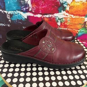 Clarks Burgundy Leather Comfort Mules Slip On Size 8 Medium